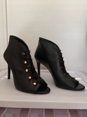 Enzo Angiolini Franses Black Leather Peep Toe Booties 8M Gold Hardware Stiletto